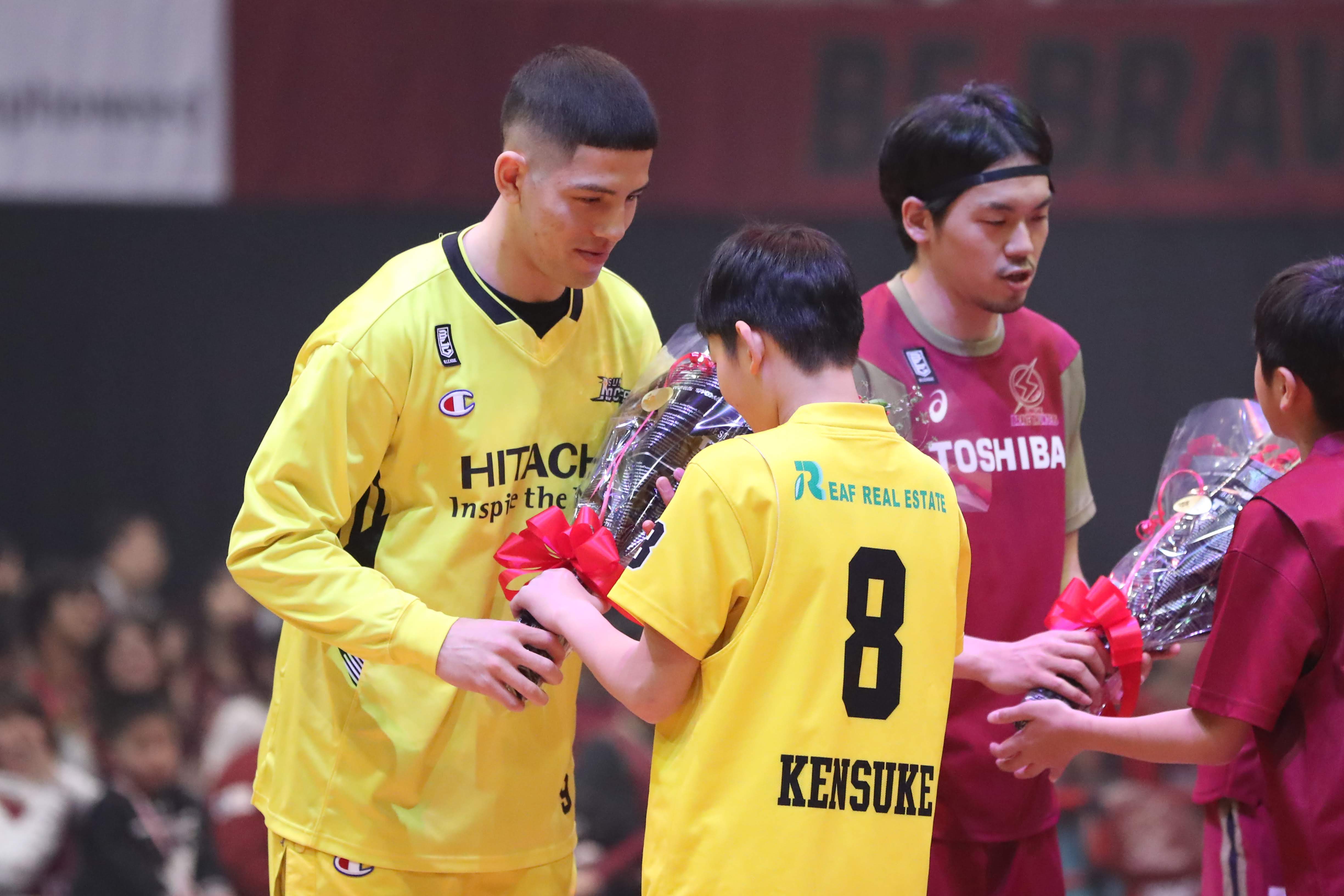 日本代表ワールドカップ出場決定セレモニーにて、北川選手からベンドラメ選手に花束が贈呈