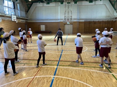 【プログラムレポート】渋谷区立小学校にて堀部コーチ、粟屋コーチによるバスケットボールの出前授業を実施いたしました！